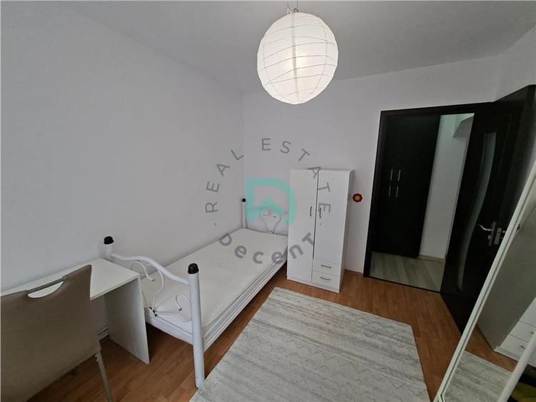 Apartament cu 3 camere semidecomandat în Tractorul