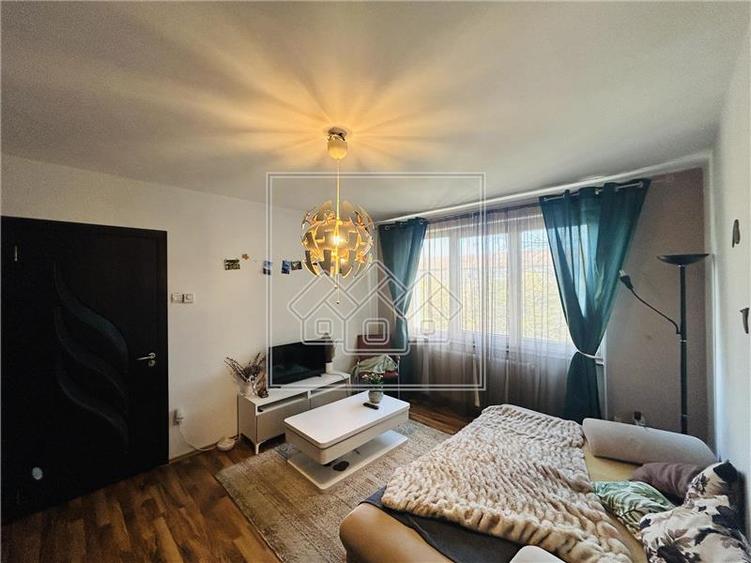 Apartament cu 2 camere semidecomandat în Cedonia