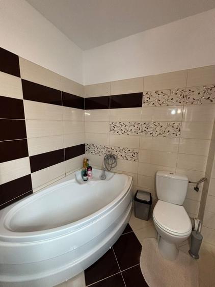 Apartament cu 3 camere semidecomandat în Valea Adâncă