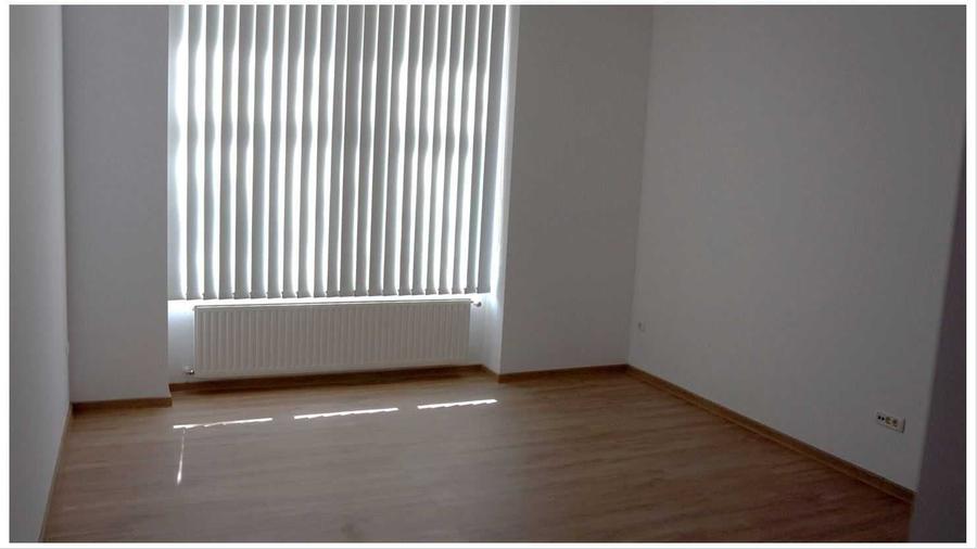 Apartament cu 4 camere semidecomandat în Central