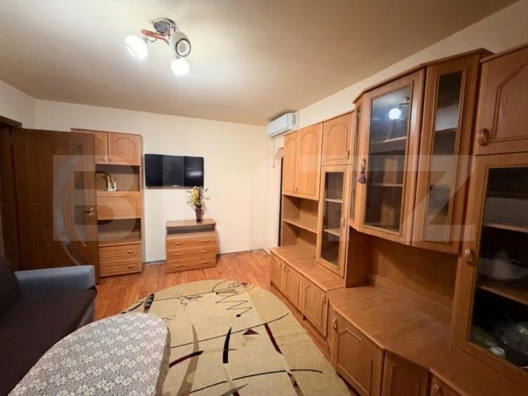 Apartament cu 3 camere semidecomandat, mobilat în Craiovița Nouă