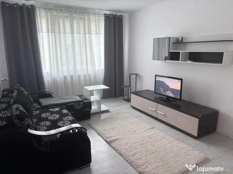 Apartament cu 3 camere semidecomandat în Central