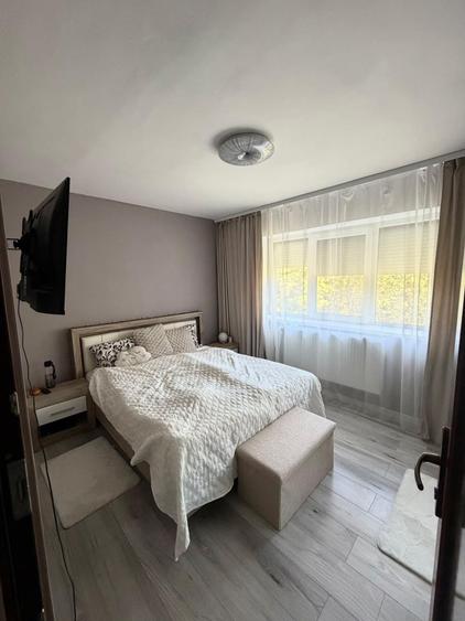 Apartament cu 3 camere semidecomandat în Rogerius
