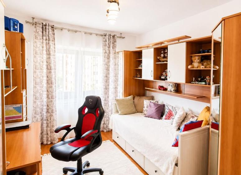 Apartament cu 3 camere decomandat în Scriitorilor