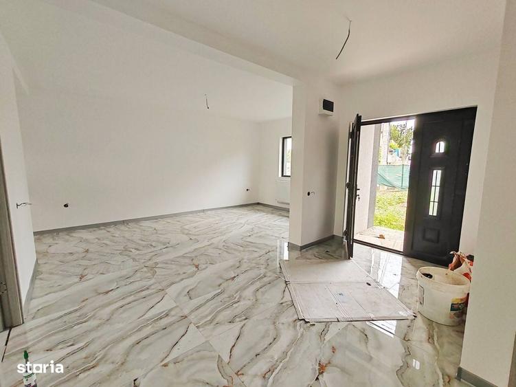 Casă cu 4 camere în Lumina