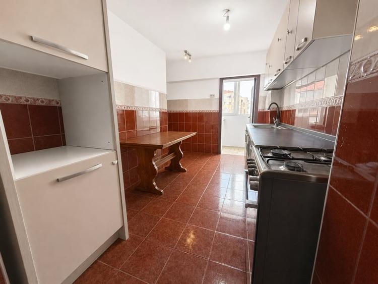 Apartament cu 3 camere decomandat, mobilat în Noua