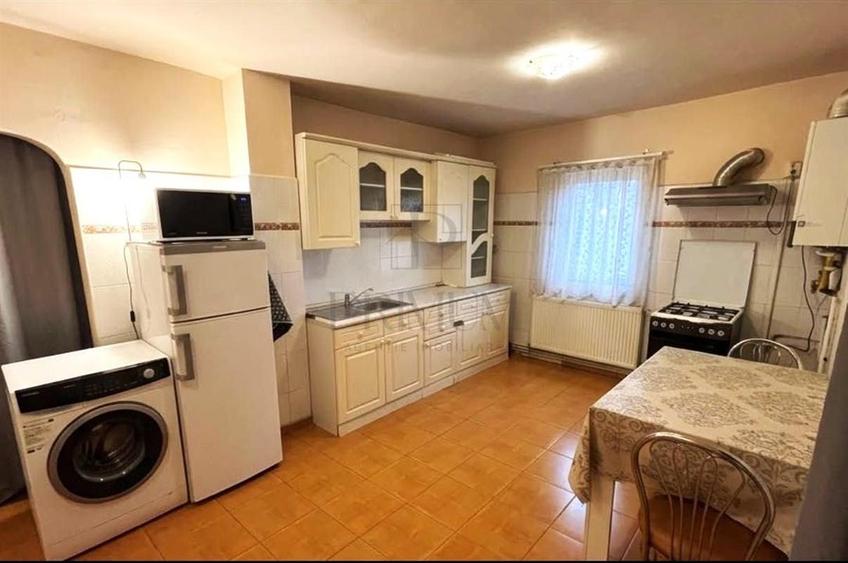 Apartament cu 3 camere semidecomandat, mobilat în Complex Studențesc