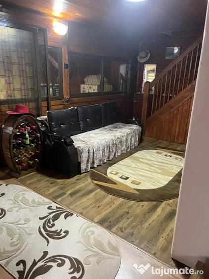 Casă cu 4 camere cu Teren 692 Mp în Vlădesti