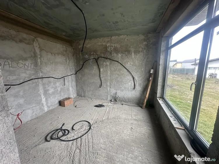Casă cu 5 camere cu Teren 242 Mp în Ștefăneștii de Jos