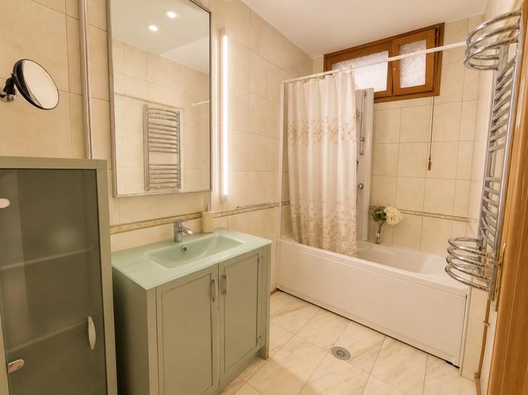 Apartament cu 3 camere decomandat în Moșilor