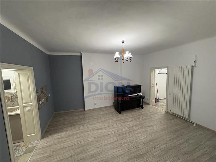 Apartament cu 3 camere semidecomandat în Universitate