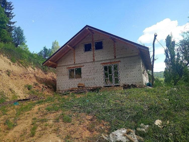 Casă cu Teren 12 Mp în Șanț