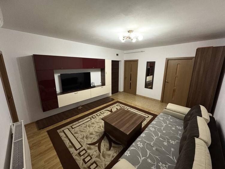 Apartament cu 3 camere decomandat în Florești