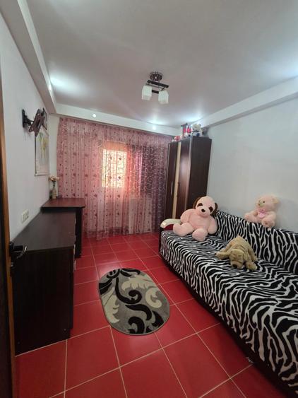 Apartament cu 3 camere decomandat în Obor