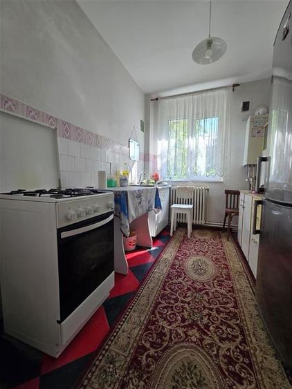 Apartament cu 3 camere semidecomandat în Podu Roș