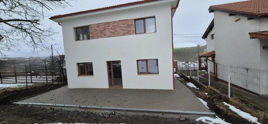 Casă individuală cu 4 camere cu Canalizare în Dezmir