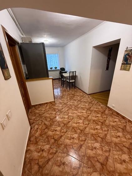 Apartament cu 3 camere decomandat, mobilat în Tei