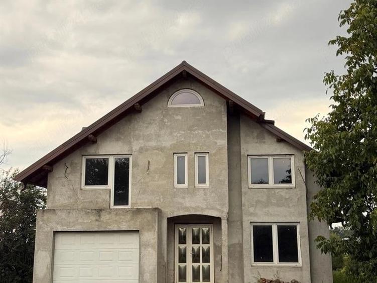 Casă individuală cu 5 camere cu Teren 2350 Mp în Stroiești