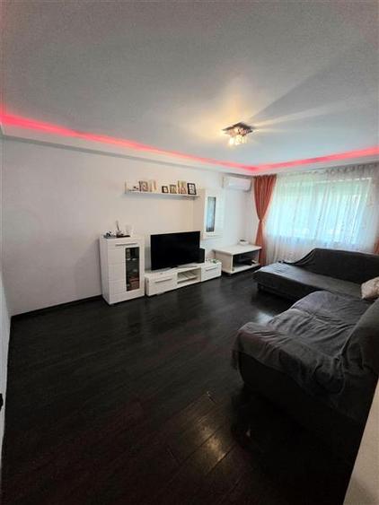Apartament cu 3 camere decomandat, mobilat în Far