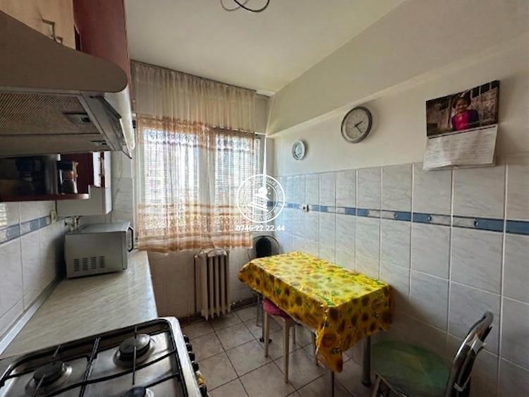 Apartament cu 3 camere decomandat în Podu Roș