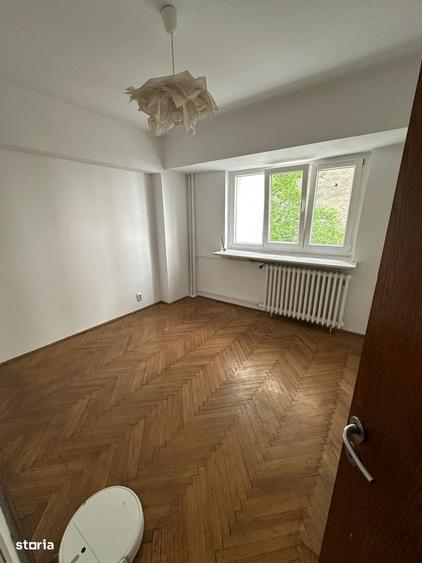Apartament cu 4 camere decomandat în Victoriei