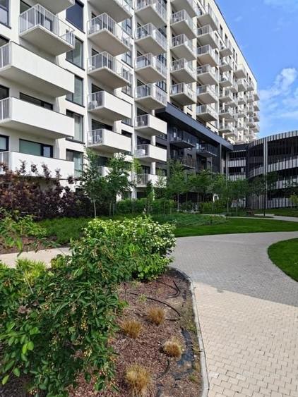 Apartament cu 3 camere semidecomandat în Baza 3