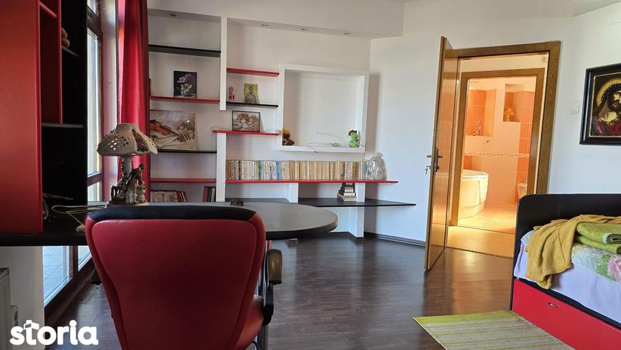 Casă cu 5 camere cu Teren 900 Mp în Zăvoi