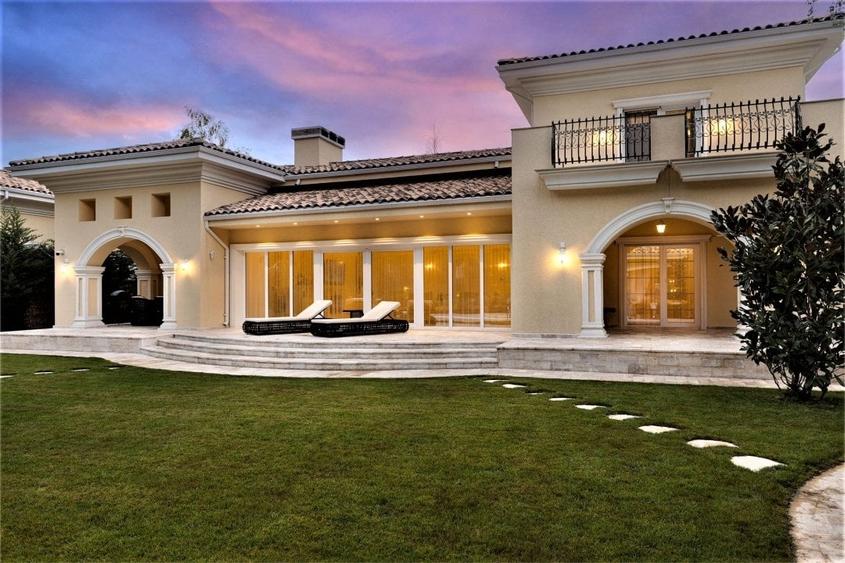 Casă individuală cu 5 camere cu Piscina în Est