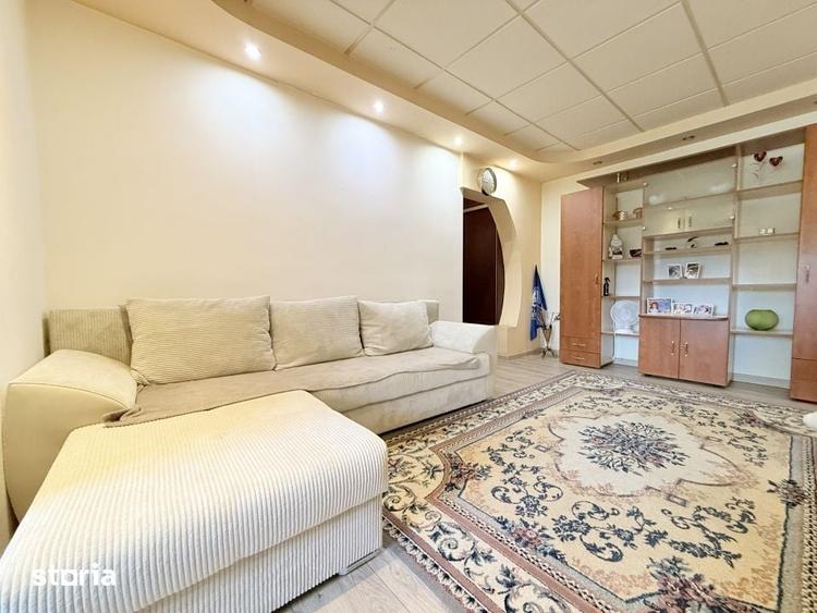 Apartament cu 3 camere semidecomandat în Far