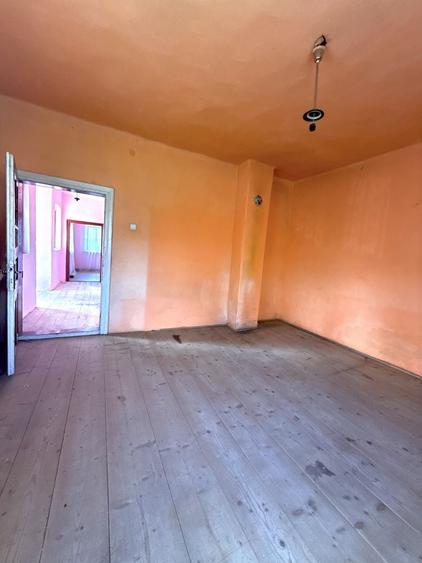 Casă cu 3 camere în Casinu Nou