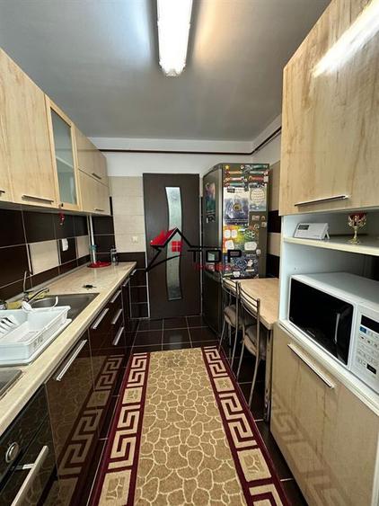 Apartament cu 3 camere semidecomandat, mobilat în Podu Roș