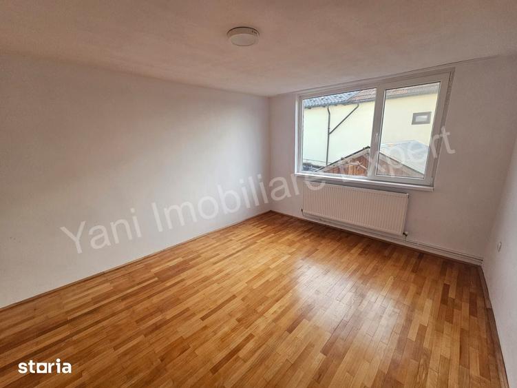 Casă cu 8 camere cu Teren 1500 Mp în Central