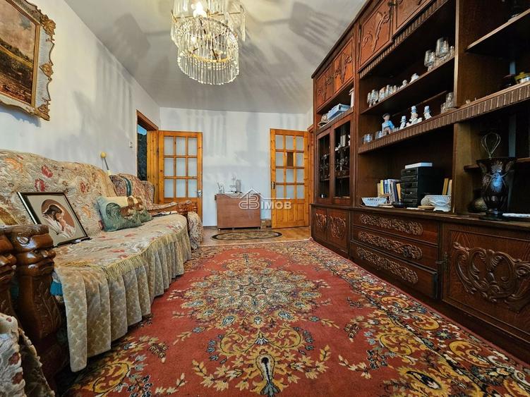 Apartament cu 3 camere semidecomandat în Micro 5