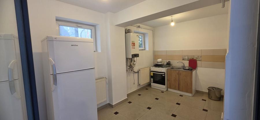 Apartament cu 3 camere semidecomandat în Bucureștii Noi
