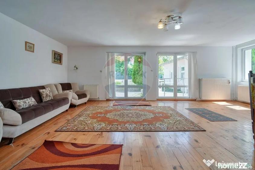 Casă cu 10 camere cu Teren 710 Mp în Central