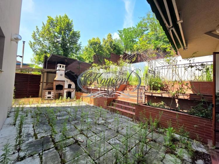Casă individuală cu 9 camere cu Canalizare în Gruia