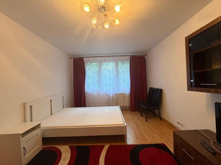 Apartament cu 4 camere decomandat în Titan