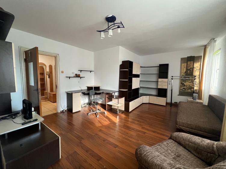 Apartament cu 2 camere decomandat în Titan
