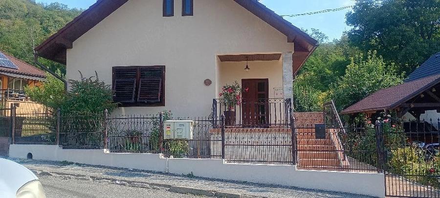 Casă cu 4 camere cu Teren 770 Mp în Nord