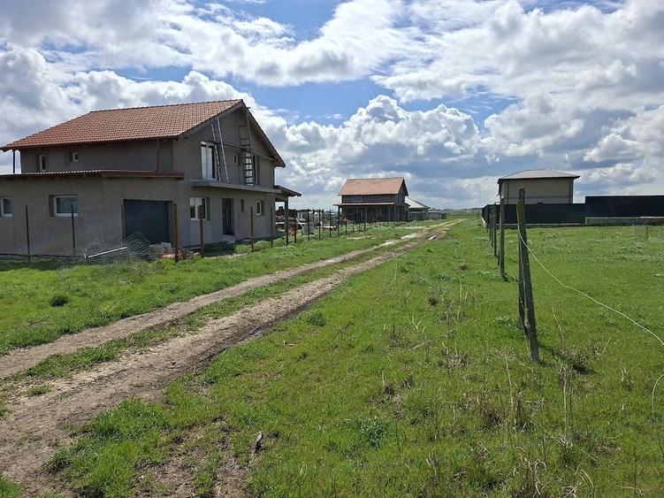 Teren de 400 mp, în Lazu