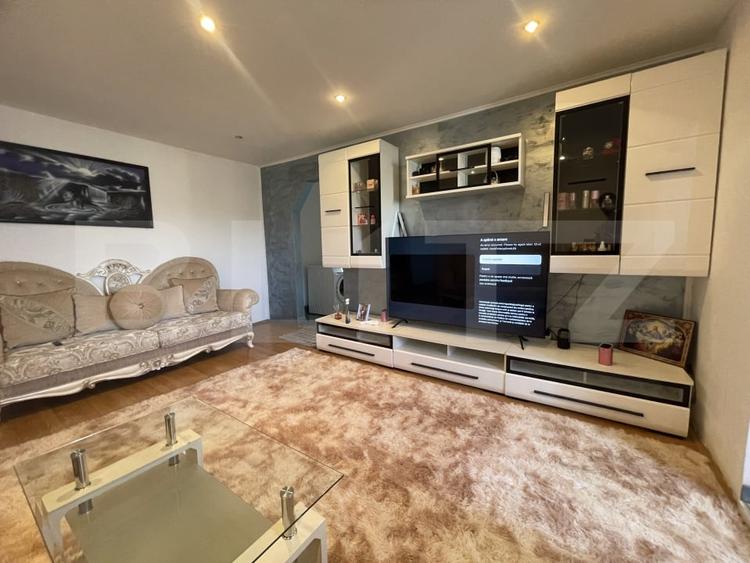 Apartament cu 2 camere semidecomandat, mobilat în Est