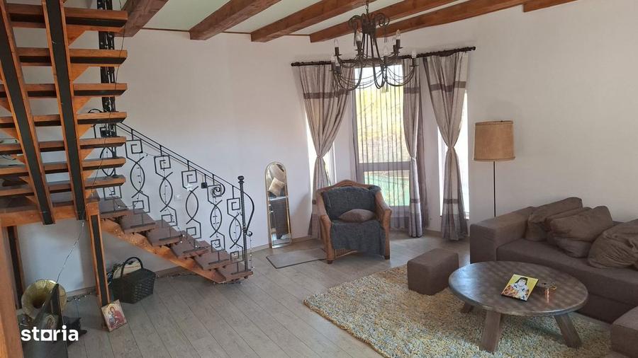 Casă cu 6 camere semidecomandat cu Teren 1400 Mp în Central