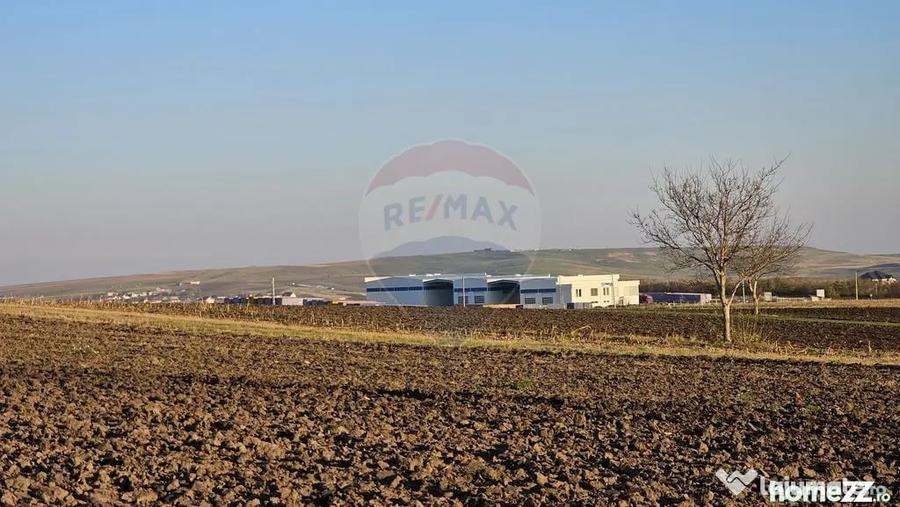 Teren de 6100 mp, în Stroiești