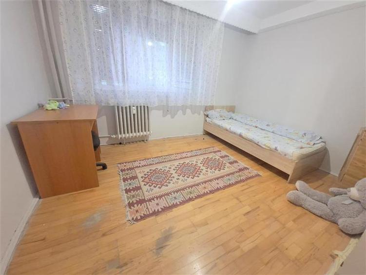 Apartament cu 3 camere decomandat în Narcisa