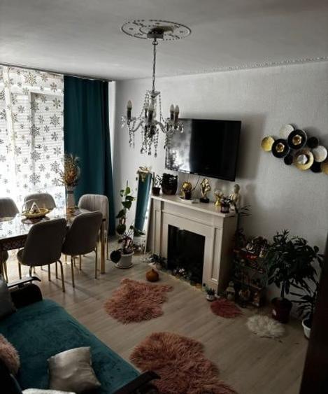 Apartament cu 3 camere semidecomandat în Gorjului