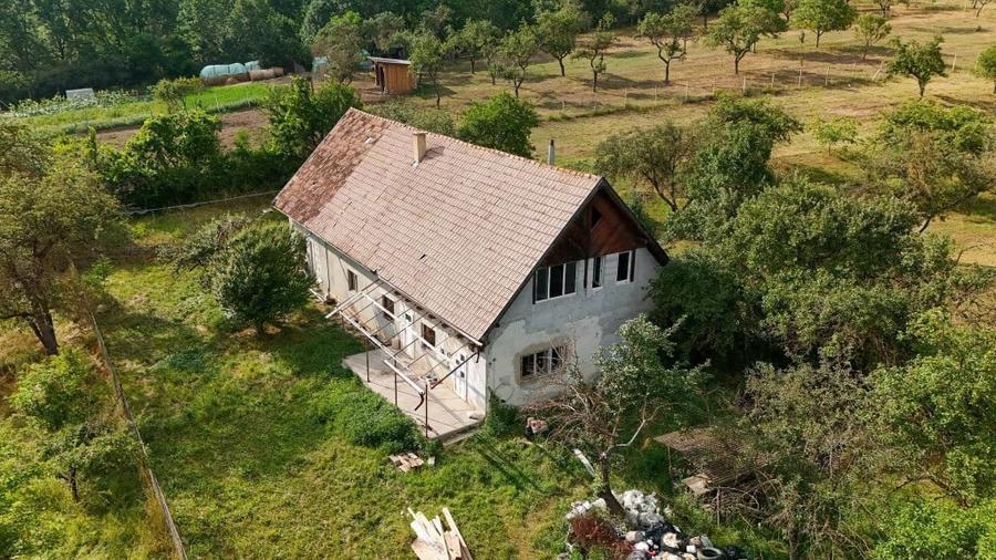 Casă cu 6 camere cu Teren 1000 Mp în Angheluș