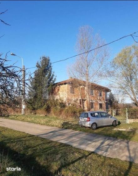 Casă cu 8 camere cu Teren 400 Mp în Central