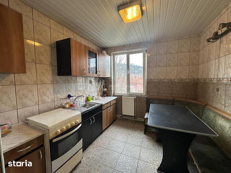Apartament cu 3 camere semidecomandat în Central