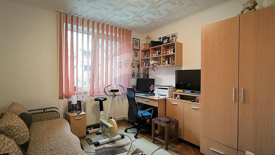 Apartament cu 4 camere semidecomandat în Central