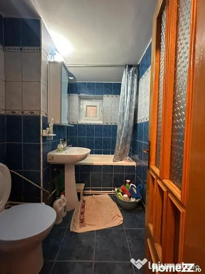 Apartament cu 3 camere semidecomandat în Buzaului